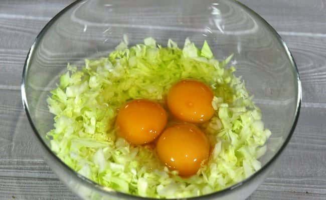Добавляю яйца в капусту и готовлю на завтрак, обед или ужин