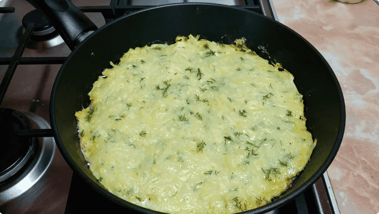Швидкий рецепт смачної картоплі з яйцем і сиром на сковороді