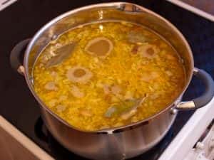 Класичний рецепт горохового супу з копченостями