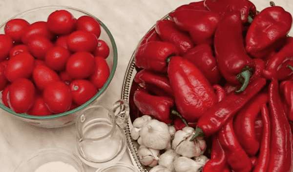 Аджика з болгарського перцю на зиму: 8 рецептів «Пальчики оближеш»