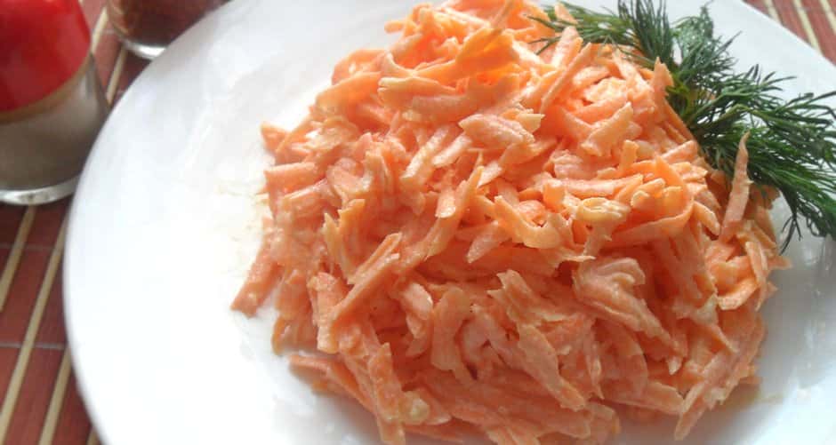 Морква, яйця і сир: смачний і корисний салат
