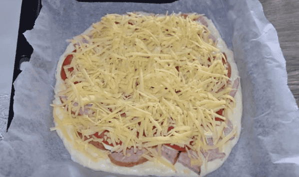 Піца з ковбасою та сиром - прості рецепти в домашніх умовах