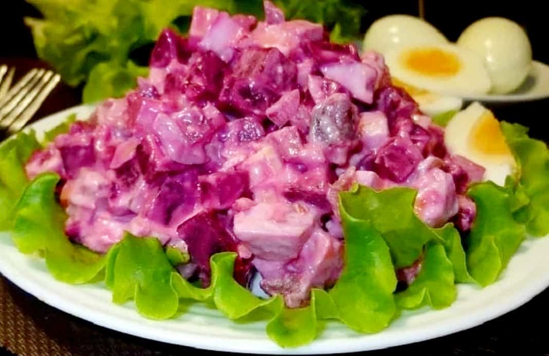 "Червоне море".Салат з буряком, картоплею і оселедцем.