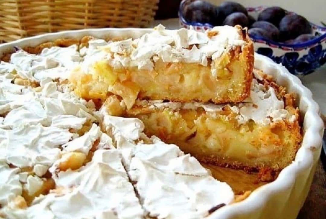 Представляємо вам дуже простий і швидкий яблучний пиріг в поєднанні з ніжним сметанним кремом - СМАКОТА!