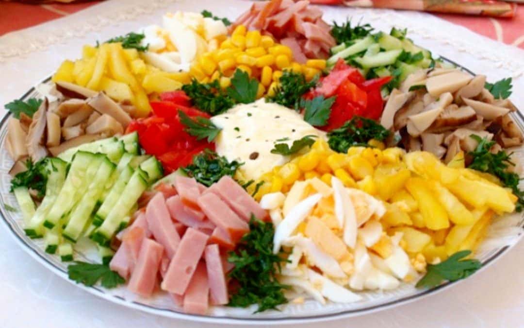 Неймовірно цікавий та смачний салат "Веселка", приготуйте до святкового столу.