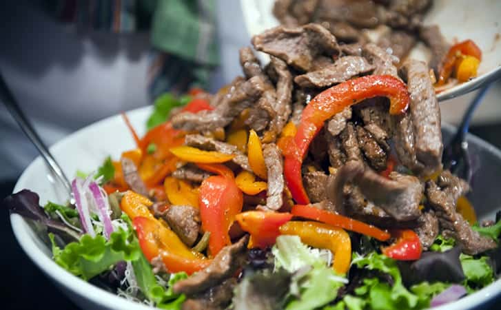 Салат став смачніше шашлика: смажимо на мангалі м'ясо та овочі, а потім змішуємо разом