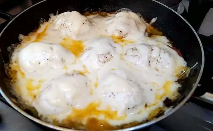 Перетворюємо яйця в страву на вечерю. Спочатку варимо, а потім змішуємо з грибами і помідорами