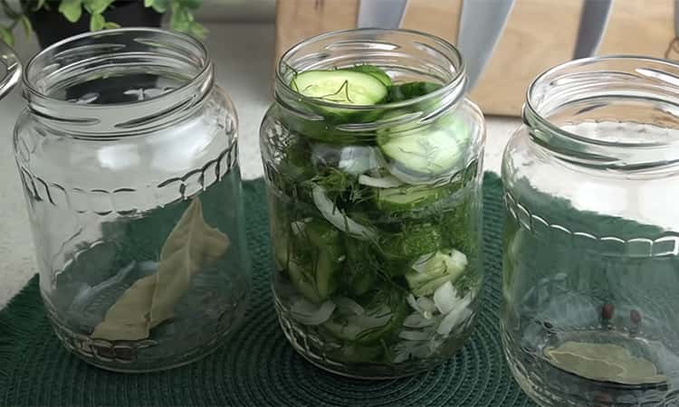 Взимку замінює і соління, і салати. Замість консервування цілком, закриваємо огірки нарізані з цибулею.