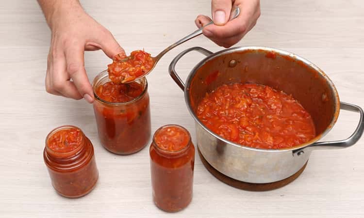 Варимо за 45 хвилин томатний соус на зиму і на зараз. Підходять м'яті та побиті помідори: все одно буде смачно