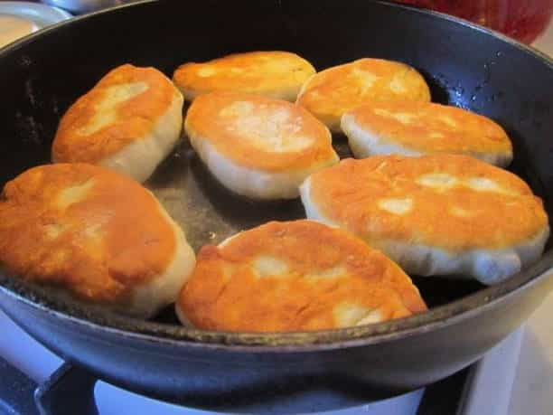 Пирожки на сковороде рецепт пошагово жареные. Пирожки с мясом на сковороде. Пирожки с мясом жареные. Пирожки с фаршем жареные на сковороде. Жареные пироги с мясом на сковороде.